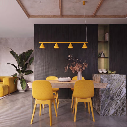 Suspension Bergen poutre 4 cônes 122 cm jaune ambré dans une pièce à vivre