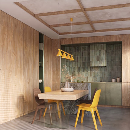 Suspension Bergen poutre 4 cônes 122 cm jaune ambré au-dessus d'une table