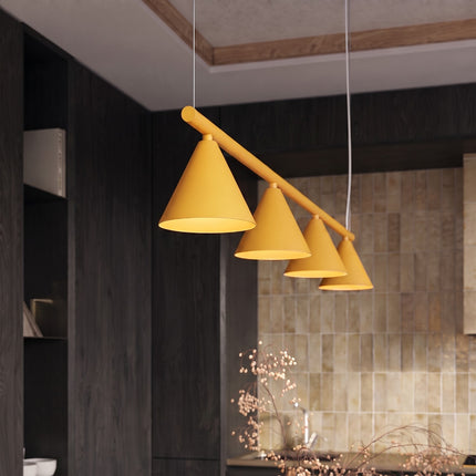Suspension Bergen poutre 4 cônes 122 cm jaune ambré dans un intérieur contemporain