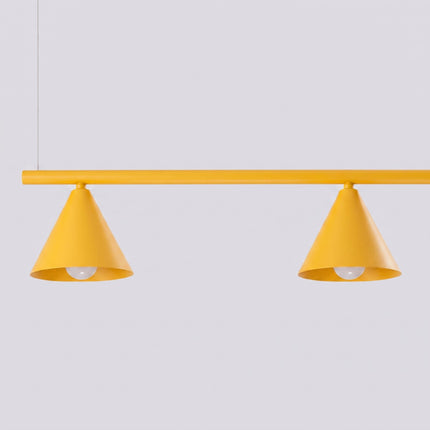 Suspension Bergen poutre 4 cônes 122 cm jaune ambré, packshot de trois quarts