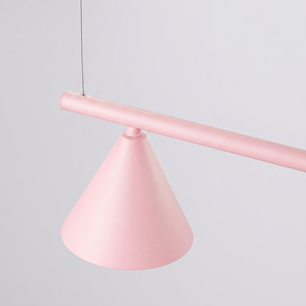 Suspension Bergen poutre 4 cônes 122 cm rose poudré sur fond coloré, vue de trois quarts