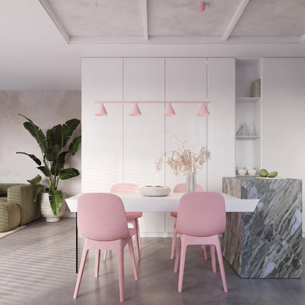 Suspension Bergen poutre 4 cônes 122 cm rose poudré dans une pièce à vivre