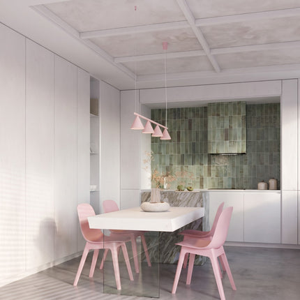 Suspension Bergen poutre 4 cônes 122 cm rose poudré au-dessus d'une table