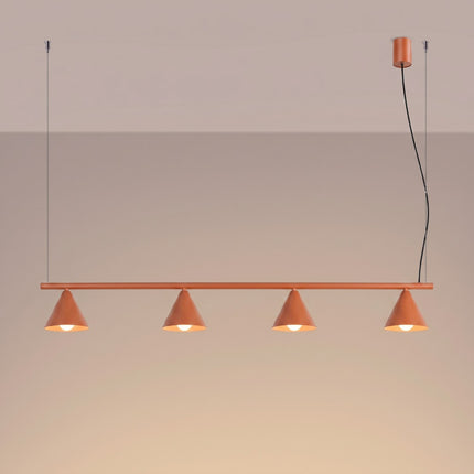 Suspension Bergen Poutre 4 Cônes 122 cm en Acier Rouge Ocre, lumière allumée