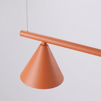 Suspension Bergen Poutre 4 Cônes 122 cm en Acier Rouge Ocre, vue sur fond coloré