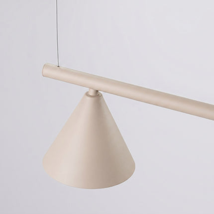 Suspension Bergen poutre 4 cônes 122 cm taupe sur fond coloré, vue de trois quarts
