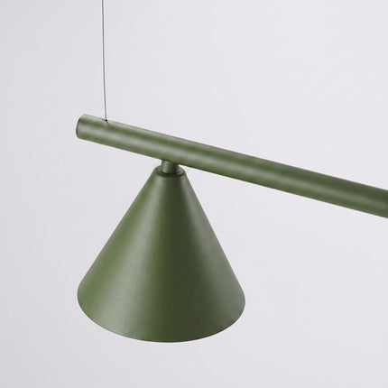 Suspension Bergen Poutre 4 Cônes 122 cm en Acier Vert Olive, vue sur fond coloré
