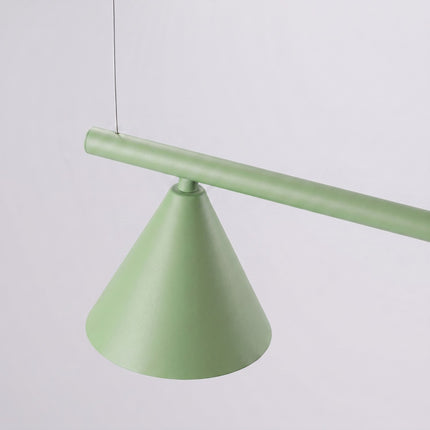 Suspension Bergen poutre 4 cônes 122 cm vert sauge sur fond coloré, vue de trois quarts