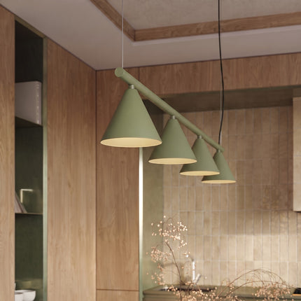 Suspension Bergen poutre 4 cônes 122 cm vert sauge dans un intérieur contemporain