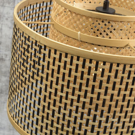 Gros plan sur le tressage bicolore de bambou naturel et noir de la suspension Bhutan