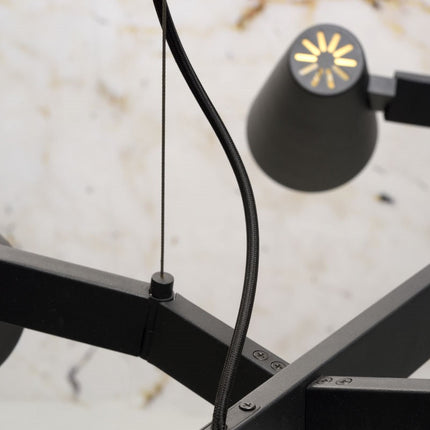 Détail de l'articulation d'un bras et du cache-douille conique noir