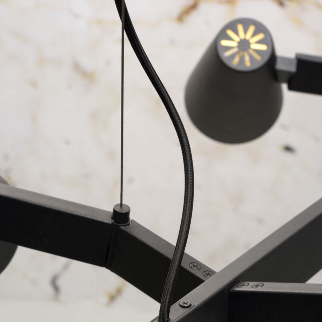 Détail de l'articulation d'un bras et du cache-douille conique noir