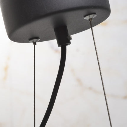 Rosace de plafond noire et câbles de suspension de la suspension Biarritz