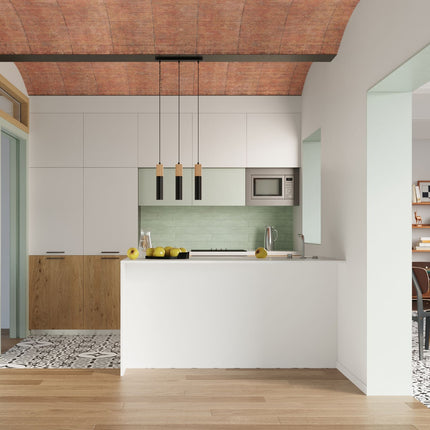 Suspension Bicolore 3P noire suspendue au-dessus d'un îlot de cuisine contemporaine