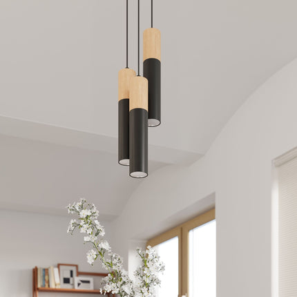 Suspension Bicolore 3P noire dans un salon lumineux, contraste graphique et doux