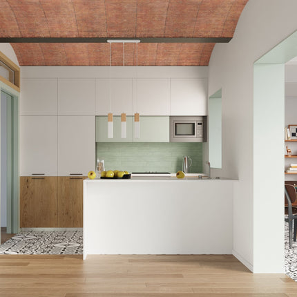 Suspensions bicolores bois et blanc au-dessus d'un îlot de cuisine, ambiance scandinave