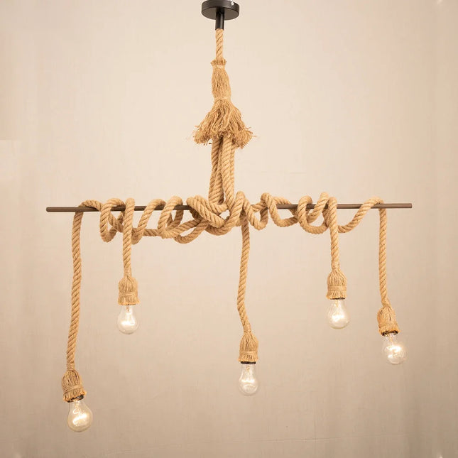 Suspension bohème en corde de chanvre suspendue dans un salon