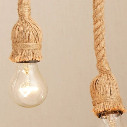 Suspension bohème en corde de chanvre au-dessus d'une table à manger