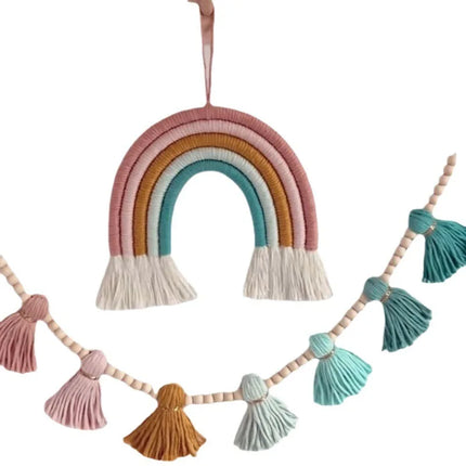 Detailansicht des Gewebes und der Pompons eines Boho-Wandbehangs