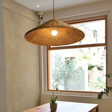 Suspension bohème en rotin chapeau tissée à la main au-dessus d'une table