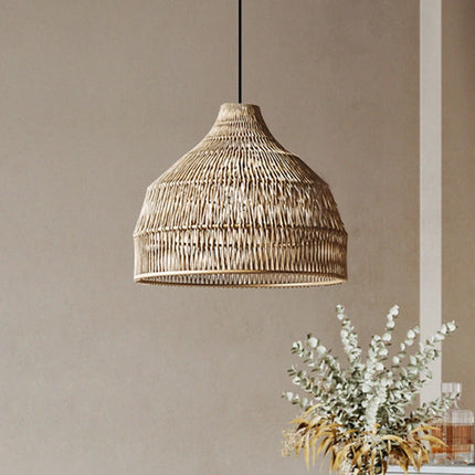 Suspension bohème en rotin naturel tressé à la main au-dessus d'une table