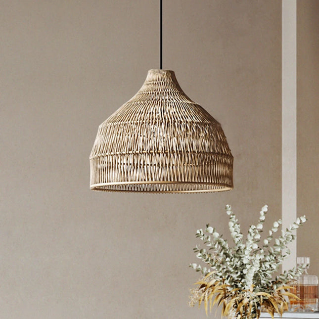 Suspension bohème en rotin naturel tressé à la main au-dessus d'une table