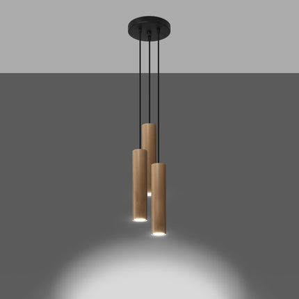 Suspension 3 cylindres bois naturel éclairée sur fond gris dégradé, rosace ronde noire