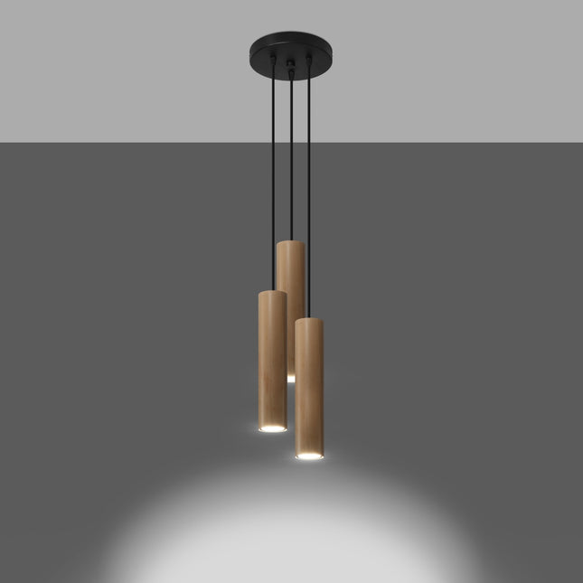 Suspension 3 cylindres bois naturel éclairée sur fond gris dégradé, rosace ronde noire
