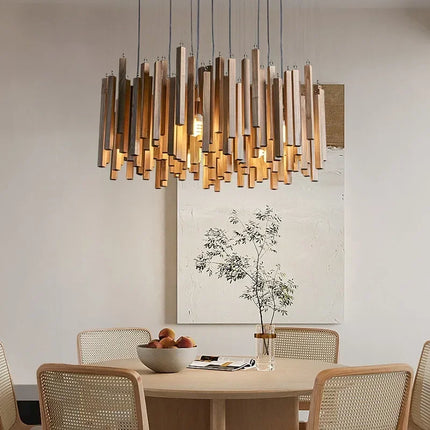 Suspension en bois massif éclairant un salon d'une lumière chaude et zen