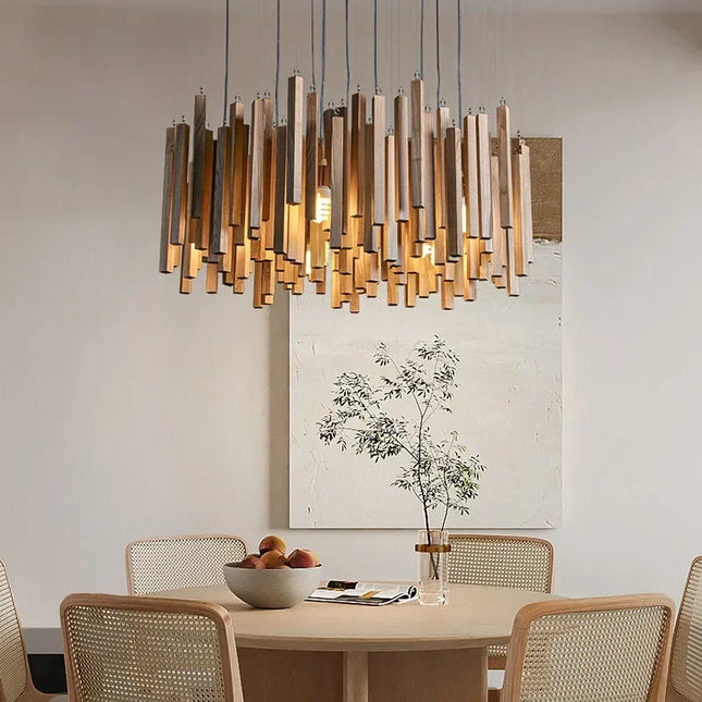 Suspension en bois massif éclairant un salon d'une lumière chaude et zen