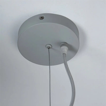 Détail du câble textile tressé gris et blanc de la suspension Bologna 4 bras