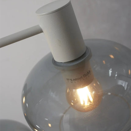 Vue plongeante sur un globe en verre gris dégradé et son ampoule de la suspension Bologna
