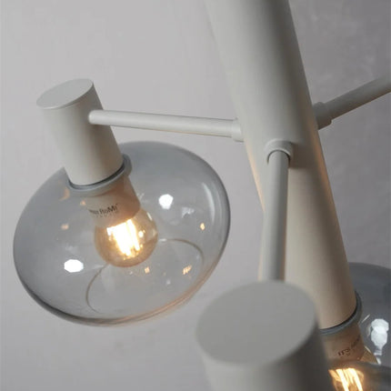 Détail de la structure à 4 bras en métal mat de la suspension Bologna avec globes en verre