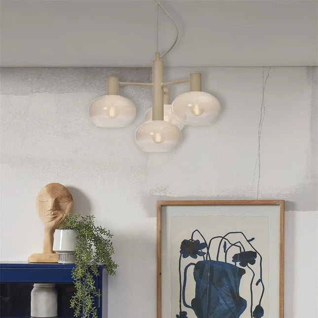 Suspension Bologna 4 bras suspendue au plafond dans un salon aux tons naturels