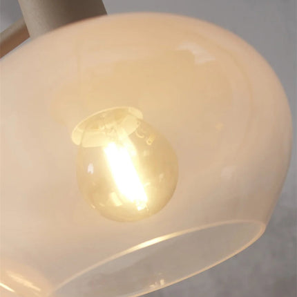 Detail de la douille E14 dans un globe en verre dégradé de la suspension Bologna
