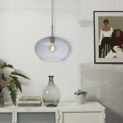 Suspension Bologna en verre dégradé gris au-dessus d'un buffet blanc