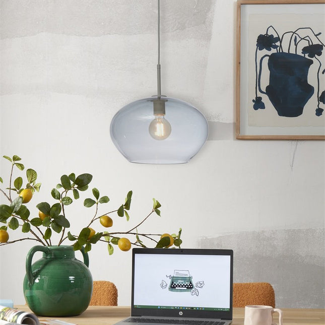 Suspension Bologna en verre dégradé gris suspendue au-dessus d'un bureau