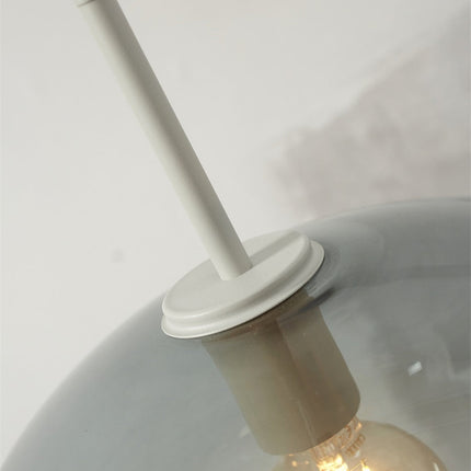 Détail de la douille en métal gris de la suspension Bologna