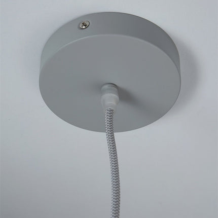 Détail de la rosace plafond et du câble textile gris et blanc