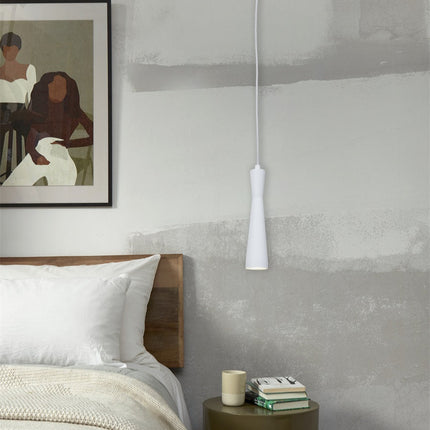 Suspension Bordeaux blanche cylindrique GU10 au-dessus d'une table de chevet en chambre