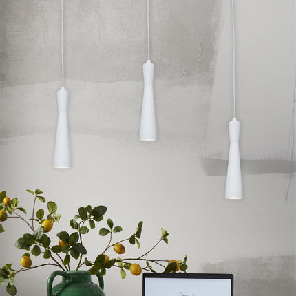 Trio de suspensions Bordeaux cylindriques blanches en fer, câble textile, au-dessus d'un bureau