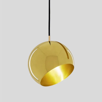 Suspension boule en métal doré poli à ouverture inclinée, reflets brillants sur la coque sphérique