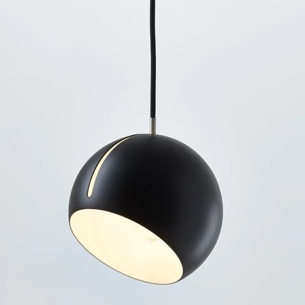 Suspension boule en métal noir mat à ouverture inclinée, croissant lumineux sur le dessus de la coque