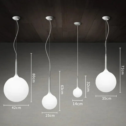 Suspension boule verre LED italienne allumée diffusant une lumière douce