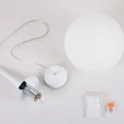 Suspension boule verre LED italienne dans une chambre apaisante