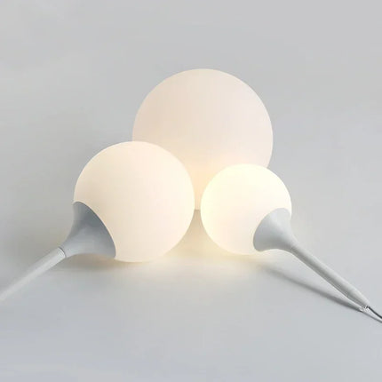Détail de la finition chrome poli de la suspension boule verre