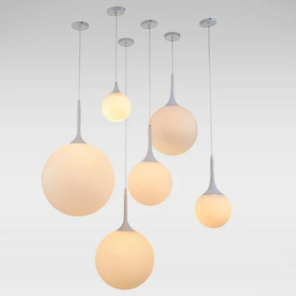 Suspension boule verre LED italienne au-dessus d'une entrée