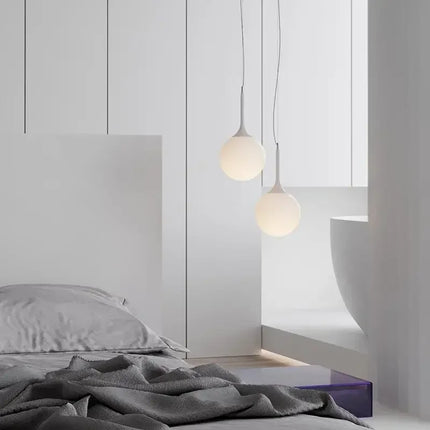 Suspension boule verre LED italienne au-dessus d'une table à manger