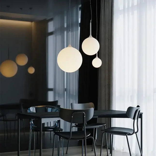 Suspension boule verre LED italienne dans un salon contemporain