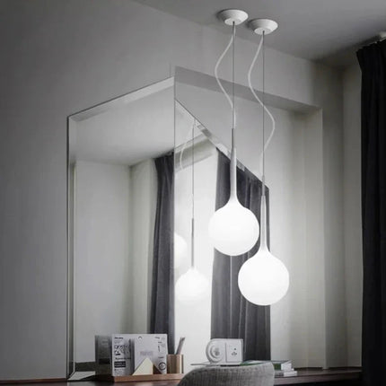 Vue rapprochée de la suspension boule verre LED italienne